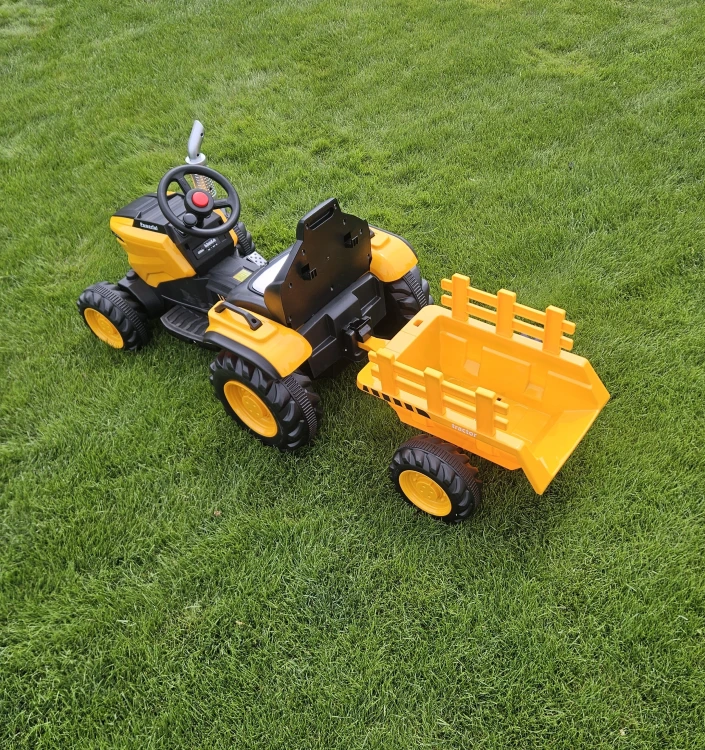 Traktor Elektryczny  12V z Przyczepą – Bluetooth, MP3, Skórzane Siedzenie