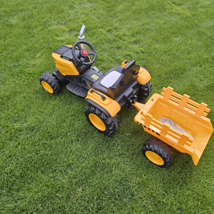 Traktor Elektryczny  12V z Przyczepą – Bluetooth, MP3, Skórzane Siedzenie